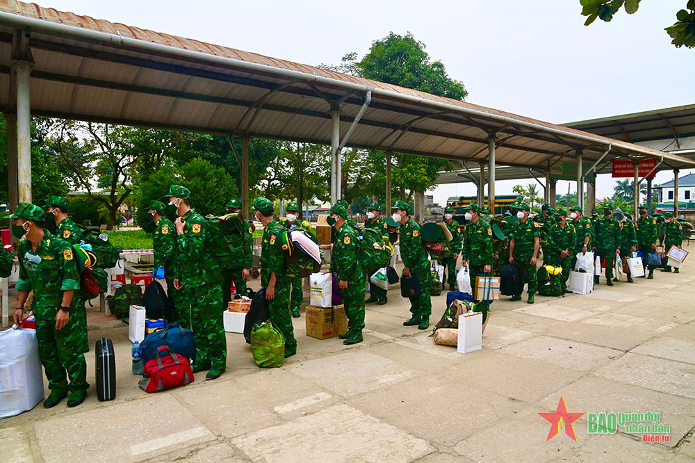 Đón 30 cán bộ quân y hoàn thành nhiệm vụ phòng, chống dịch tại các tỉnh phía Nam