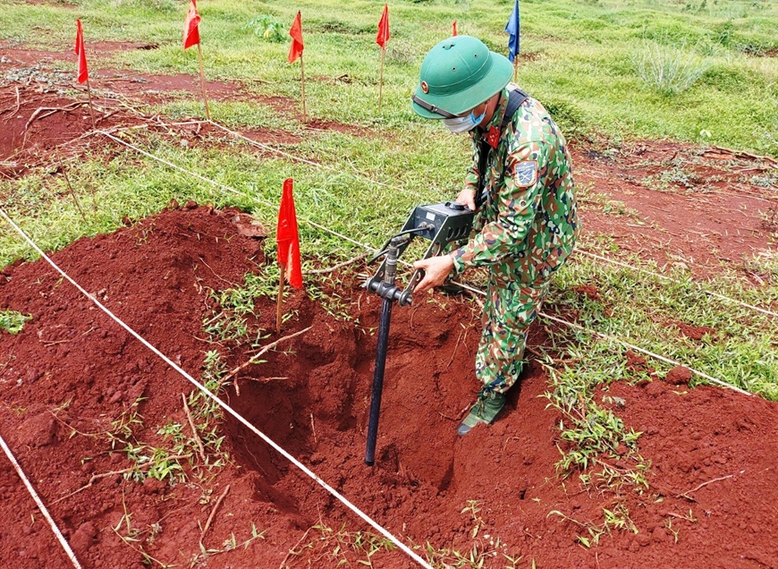 Giữa sóng cả càng vững tay chèo