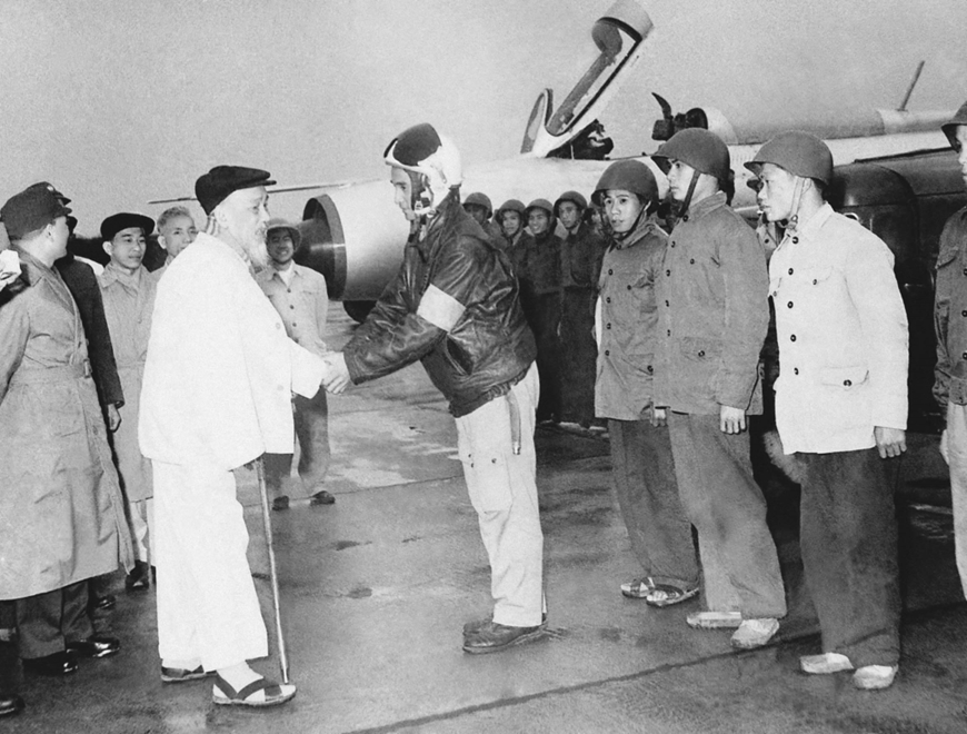 Ngày 22-11-1953: Bác Hồ nói về công tác thi đua - khen thưởng và chuyện “anh hùng giả, anh hùng thật”