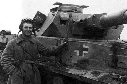 Người thợ lái máy kéo Xô Viết đánh chiếm xe tăng của phát xít Đức


