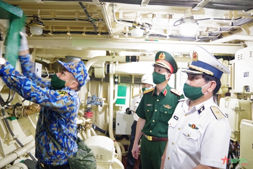 Trung tướng Nguyễn Trọng Bình kiểm tra đơn vị “Mẫu mực, tiêu biểu” năm 2021 tại Vùng 2 Hải quân