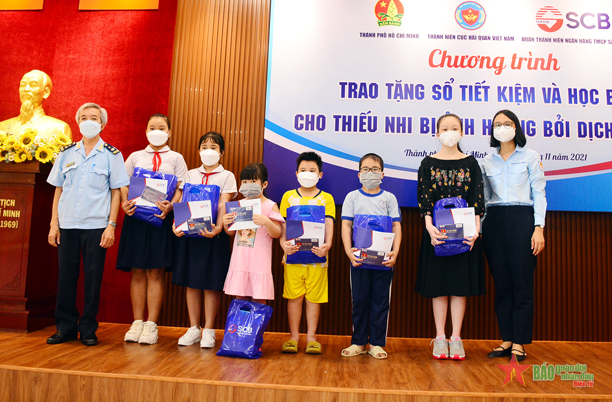 Trao sổ tiết kiệm, học bổng tặng đội viên, học sinh bị ảnh hưởng bởi dịch Covid-19