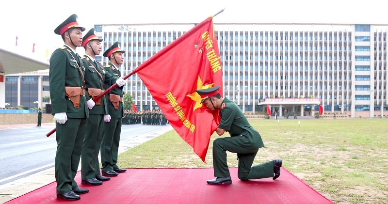 Sĩ quan chính trị là người mang trách nhiệm đặc biệt trong việc giáo dục quân đội về chính trị, đạo đức, tư tưởng. Hãy xem những hình ảnh ấn tượng về những sĩ quan chính trị trẻ tuổi, tiềm năng của quân đội Việt Nam.