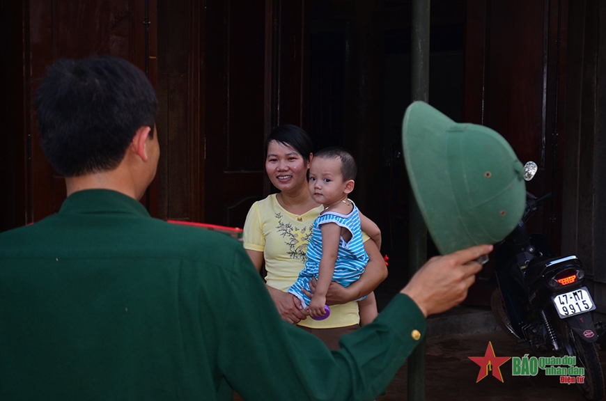 Đã bao giờ bạn tò mò về cuộc sống của những người lính hàng ngày? Cùng khám phá bức hình về Quân nhân này với tôi nhé. Đây là cơ hội để bạn được hiểu rõ hơn về cuộc sống của những người lính trên chiến trường.