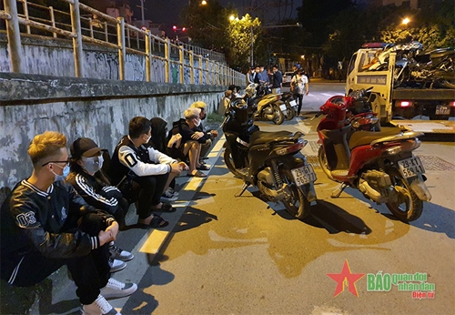 Công an Hà Nội bắt giữ nhóm đua xe gần 40 thanh niên rạng sáng 22-11