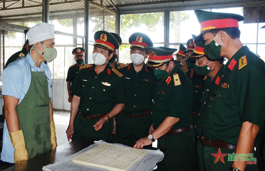 Thượng tướng Nguyễn Tân Cương kiểm tra công tác quân sự, quốc phòng tại Sư đoàn 5