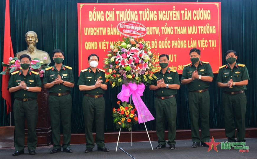 Thượng tướng Nguyễn Tân Cương kiểm tra công tác quân sự, quốc phòng tại Sư đoàn 5