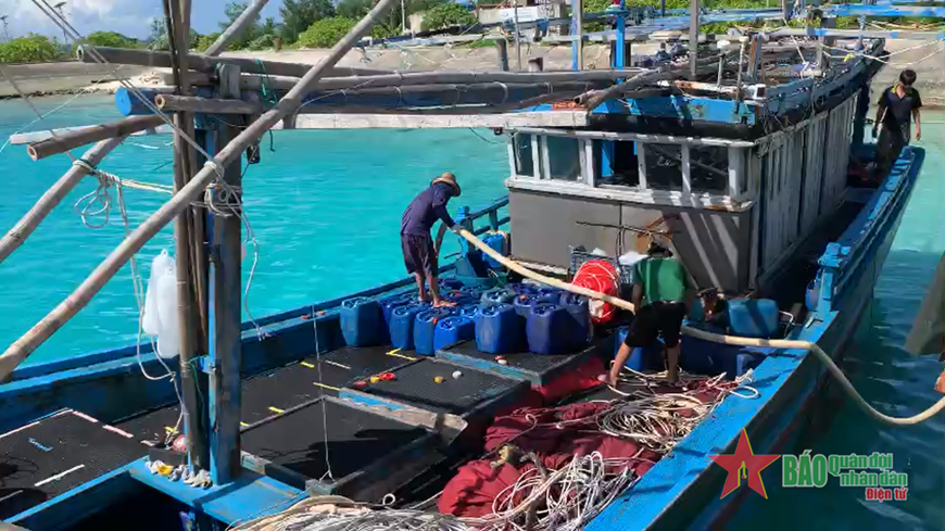 Phú Yên: Bộ đội Trường Sa kịp thời khắc phục sự cố bánh lái tàu cá