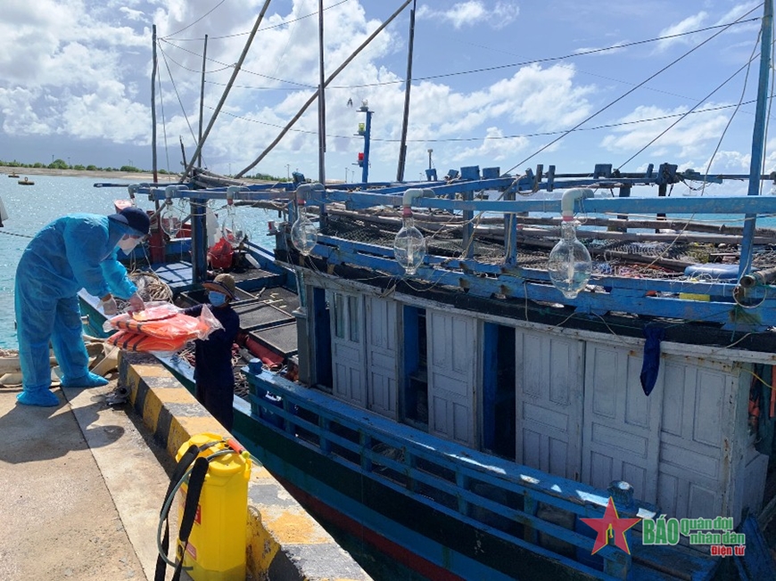 Phú Yên: Bộ đội Trường Sa kịp thời khắc phục sự cố bánh lái tàu cá