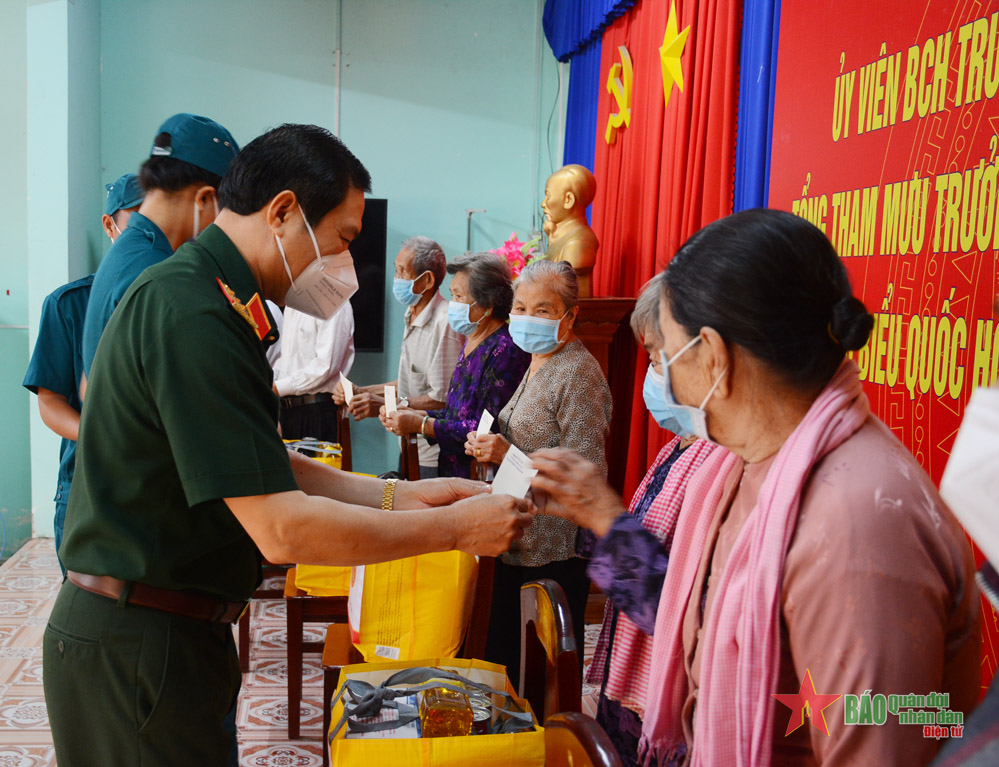 Thượng tướng Nguyễn Tân Cương tặng quà gia đình chính sách, hộ nghèo tại huyện Bắc Tân Uyên, Bình Dương
