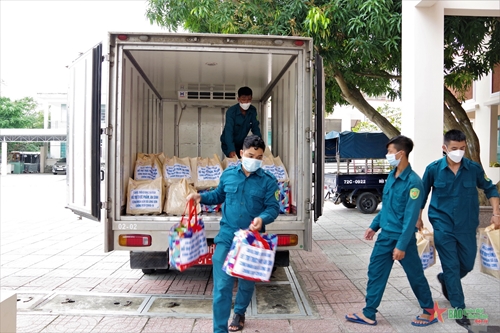 Vùng 2 Hải quân hỗ trợ túi an sinh cho xã Long Sơn, thành phố Vũng Tàu