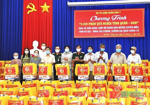 Quân khu 7 tặng 500 phần quà hỗ trợ nhân dân huyện Xuyên Mộc