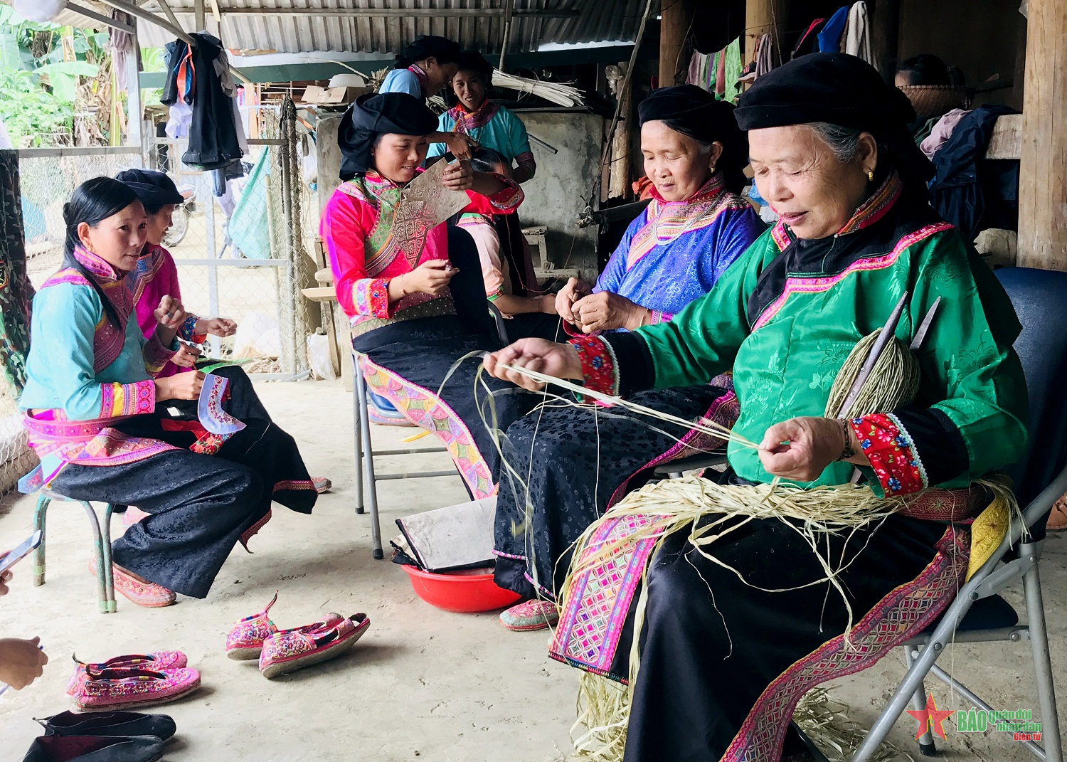 Di sản giày thêu của người Xạ Phang