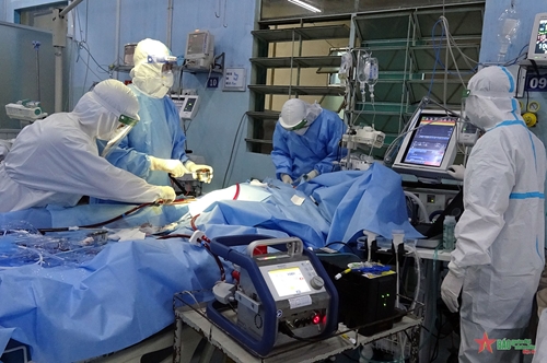 Bệnh viện Quân y 175 điều trị thành công bệnh nhân Covid-19 nặng bằng kỹ thuật ECMO cấp cứu di động
