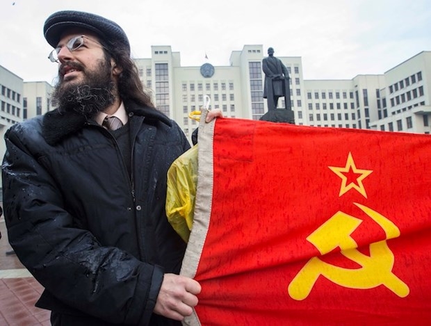 Liên Xô tan rã đã đánh dấu một thời kỳ biến động trong lịch sử thế giới. Hãy xem ảnh liên quan để tìm hiểu về sự kiện này và nhận ra tầm quan trọng của nó. Dù giờ đây cờ Liên Xô đã không còn được sử dụng, nó vẫn là một phần của lịch sử và phong cách của những năm 1990.
