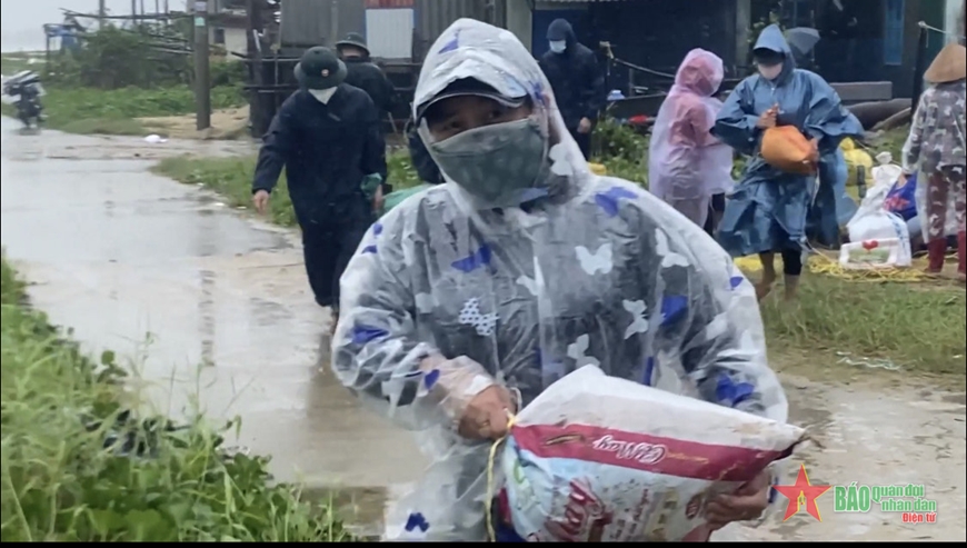 Lũ lên cao tại Quảng Ngãi, hàng trăm nhà dân bị ngập sâu trong nước