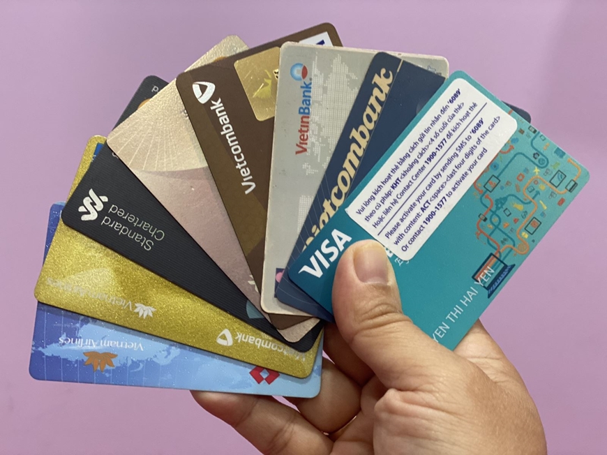 Bạn cần đổi thẻ ATM sang thẻ chip để sử dụng các dịch vụ tiện ích với phương thức thanh toán hiện đại hơn? Hãy xem hình ảnh liên quan để biết cách đổi thẻ một cách nhanh chóng và dễ dàng nhất.