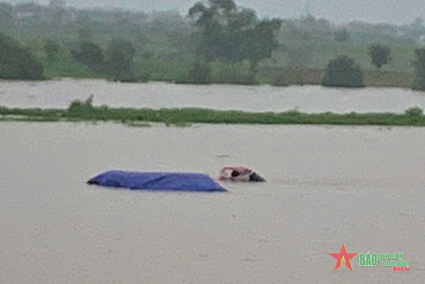 Cứu 9 người dân bị mắc kẹt do mưa lũ tại huyện Krông Pa, Gia Lai