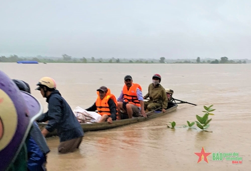 Cứu 9 người dân bị mắc kẹt do mưa lũ tại huyện Krông Pa, Gia Lai