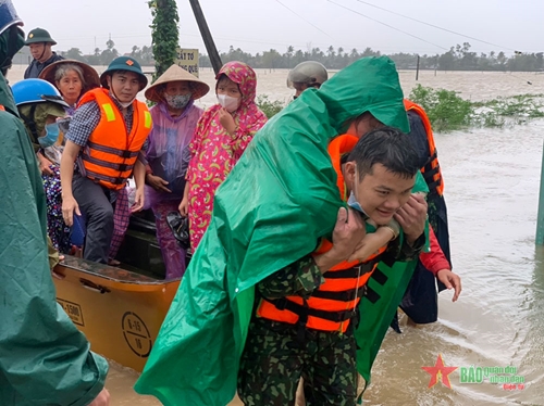 Bình Định ngập sâu trong mưa lũ