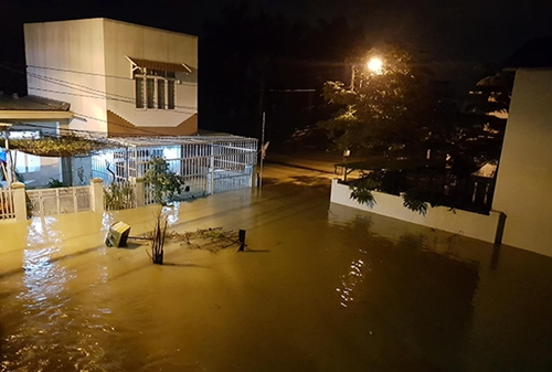 Nhiều khu vực tại Khánh Hòa bị ngập nặng do mưa lũ