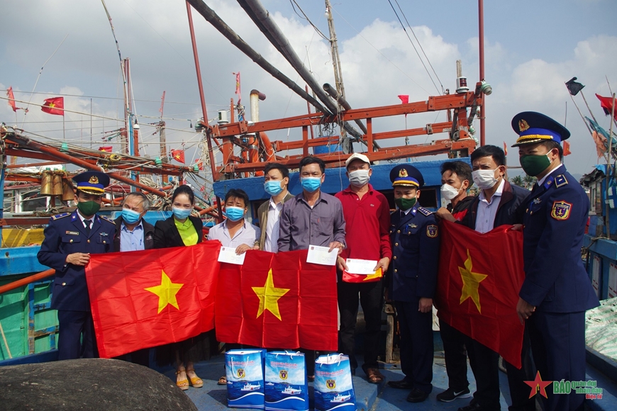 Cảnh sát biển sát cánh cùng ngư dân Quảng Bình vươn khơi bám biển