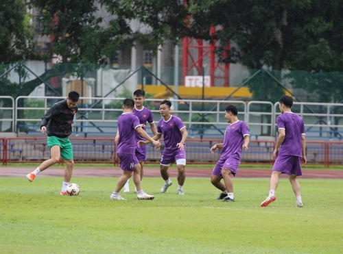 Đội tuyển Việt Nam tập riêng một sân, ăn cơm hộp tại Singapore