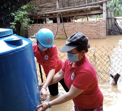 Trung ương Hội Chữ thập đỏ Việt Nam hỗ trợ nhân dân vùng mưa lũ hơn 500 triệu đồng tiền và hàng hóa