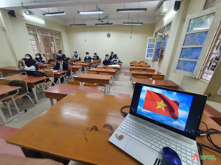 Những hình ảnh học sinh Trung học phổ thông Hà Nội ngày đầu đi học trở lại