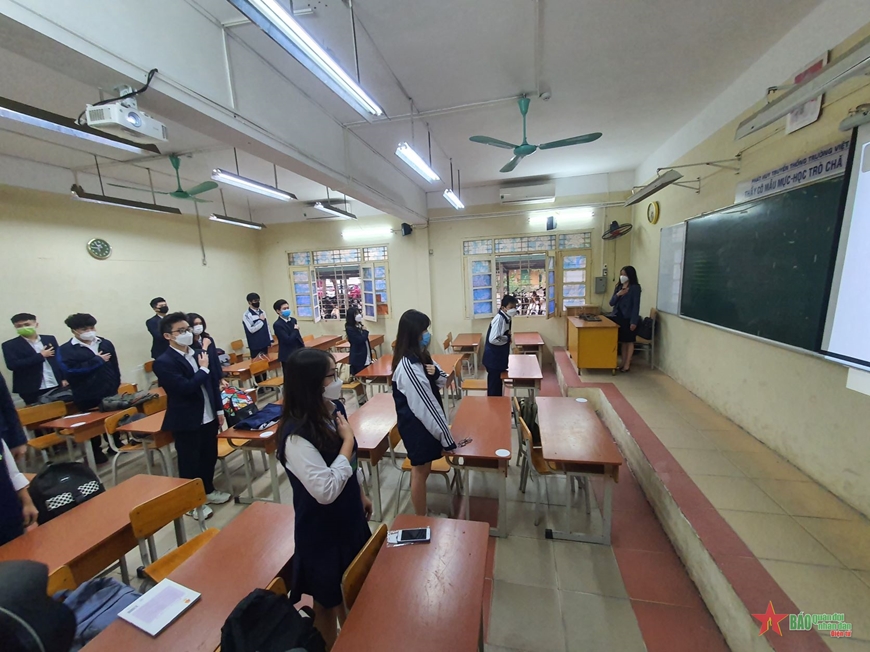 Những hình ảnh học sinh Trung học phổ thông Hà Nội ngày đầu đi học trở lại