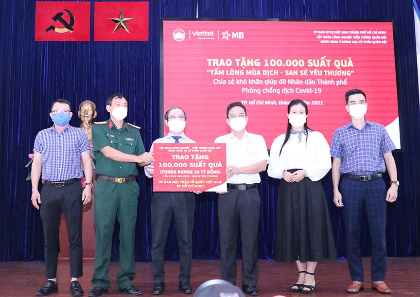 MB cùng Viettel trao tặng 100.000 suất quà đến các gia đình có hoàn cảnh khó khăn tại 22 quận, huyện trên địa bàn TP.HCM.