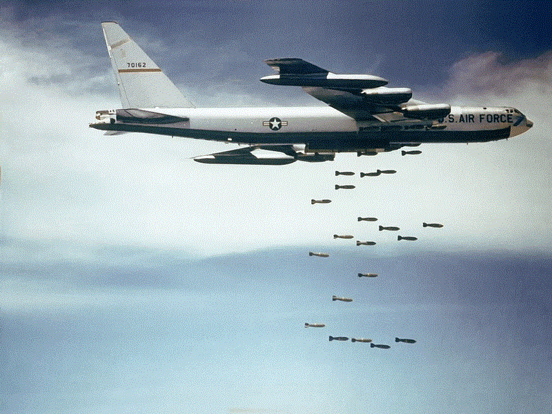 Tập kích B-52: Hãy liếm sửng trong cảnh tượng một nhóm phi công giỏi nhất đã tập kích thành công máy bay B-