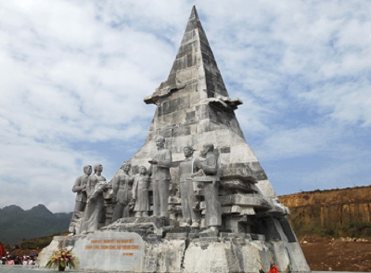 Ngày 12-12-1953: Bác căn dặn đồng bào và cán bộ phải “Đoàn kết thân ái giúp đỡ lẫn nhau”.