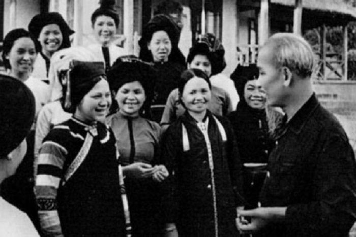 Ngày 12-12-1953: Bác căn dặn đồng bào và cán bộ phải “Đoàn kết thân ái giúp đỡ lẫn nhau”.