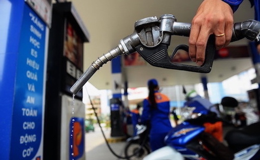 Giá xăng dầu hôm nay 10-12: Giá dầu lại trượt dốc bởi các lệnh hạn chế đi lại mới