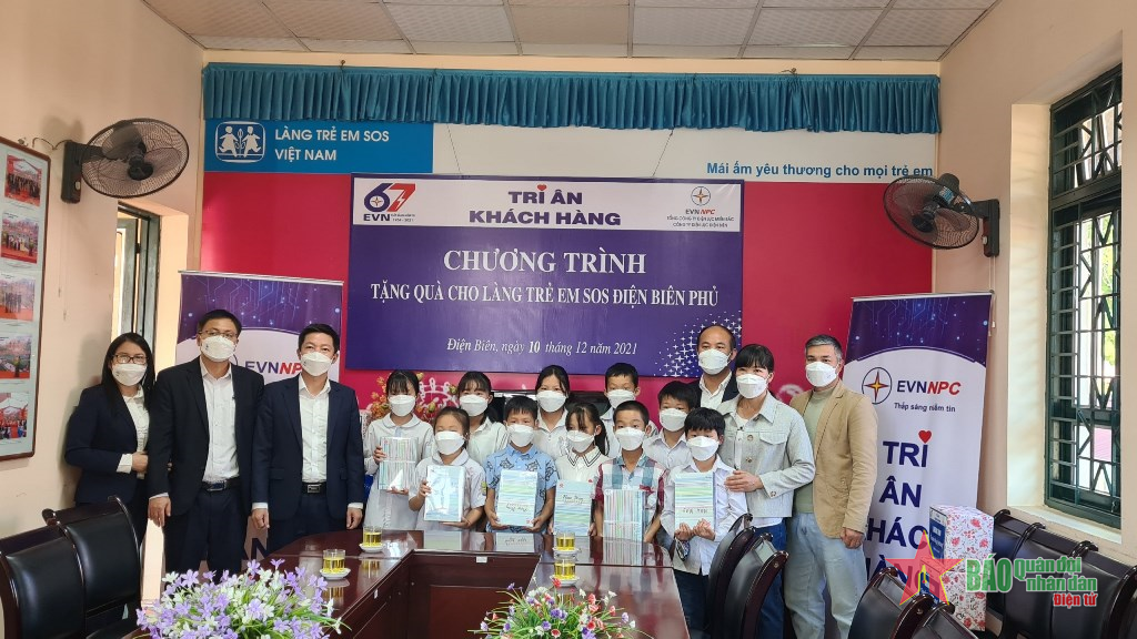 Công ty Điện lực Điện Biên thăm, tặng quà các hoàn cảnh cảnh khó khăn
