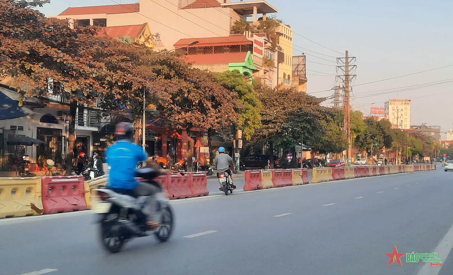 Tháo dỡ dải phân cách làm lối qua đường