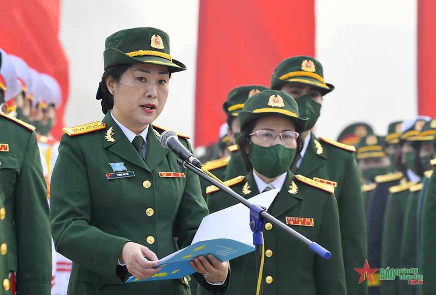 Đoàn đại biểu Phụ nữ Quân đội báo công dâng Bác