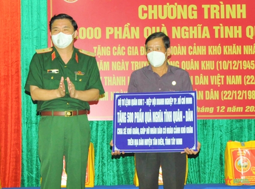 Quân khu 7 trao 500 phần quà tặng người dân khó khăn tại Tây Ninh