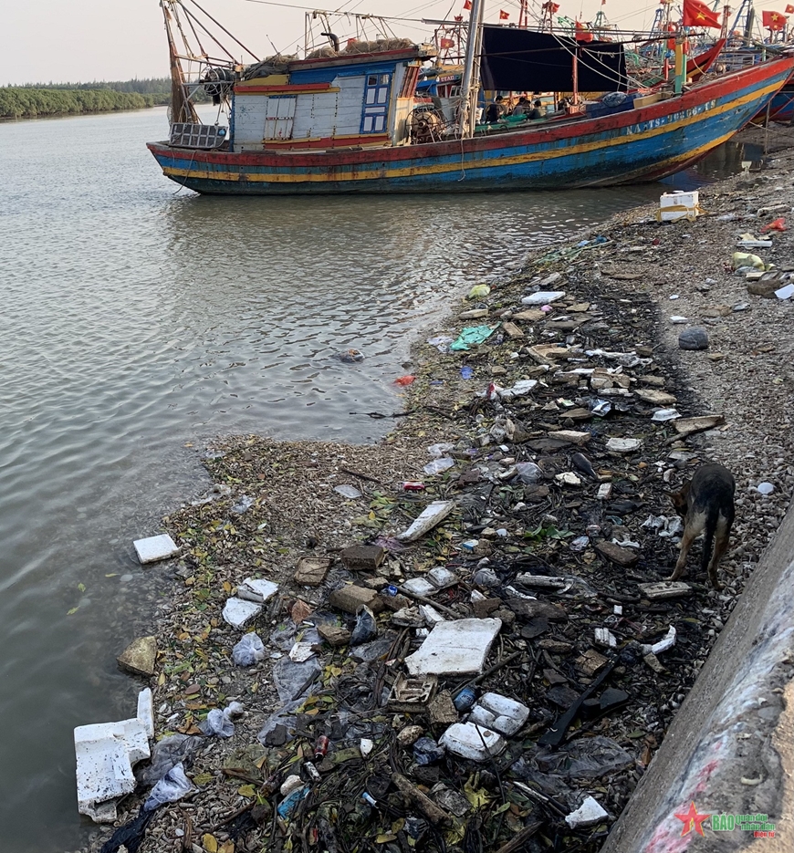 Nghệ An: Báo động tình trạng ô nhiễm môi trường tại bến cá