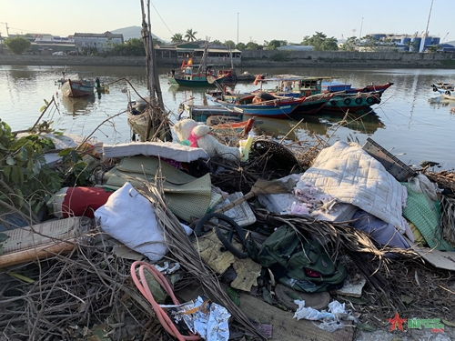 Nghệ An: Báo động tình trạng ô nhiễm môi trường tại bến cá