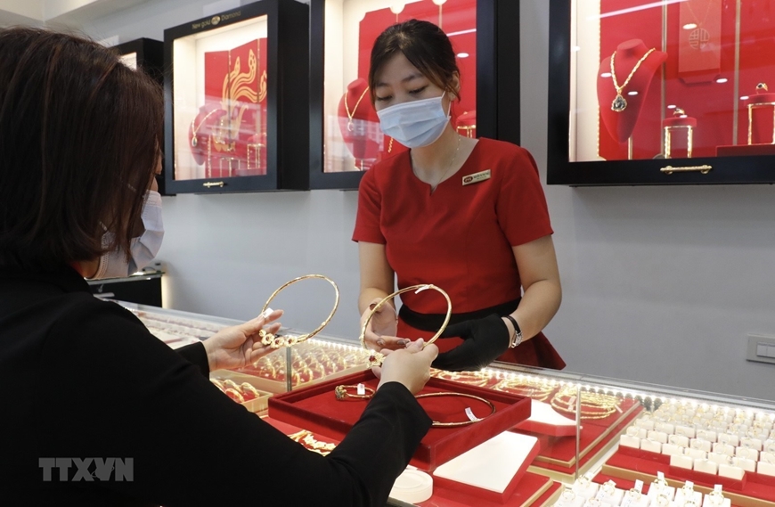 Vàng trong nước giảm từ 150.000 đồng đến 300.000 đồng trong phiên sáng 15-12. Ảnh: TTXVN.