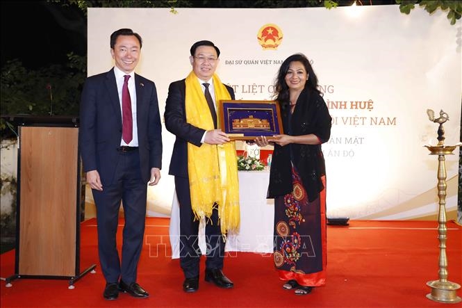 Chủ tịch Quốc hội Vương Đình Huệ thăm Đại sứ quán và gặp cộng đồng người Việt Nam tại Ấn Độ