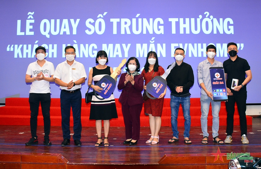 Ngành điện TP Hồ Chí Minh trao thưởng khách hàng đồng hành trong ứng dụng công nghệ số