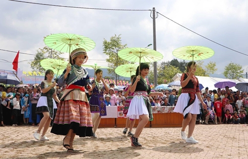 Ngày hội văn hóa dân tộc Mông lần thứ III  diễn ra từ ngày 24 đến 26-12
