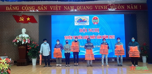Biên phòng cửa khẩu cảng Đà Nẵng tuyên truyền pháp luật và trao áo phao cho ngư dân