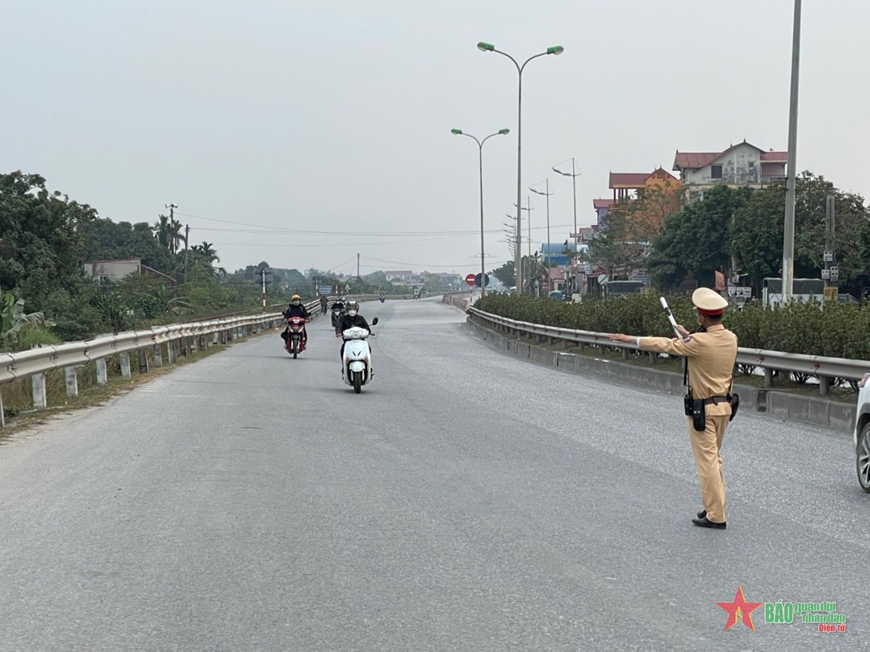 Hàng loạt vi phạm giao thông tại cửa ngõ phía Nam Hà Nội bị kiểm tra, xử lý