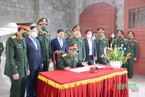 Trung tướng Nguyễn Văn Nghĩa thăm, tặng quà đối tượng chính sách tại Điện Biên