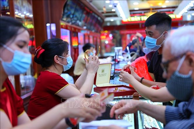 Vàng trong nước đồng loạt tăng giá trong phiên sáng 17-12. Ảnh minh họa: TTXVN.