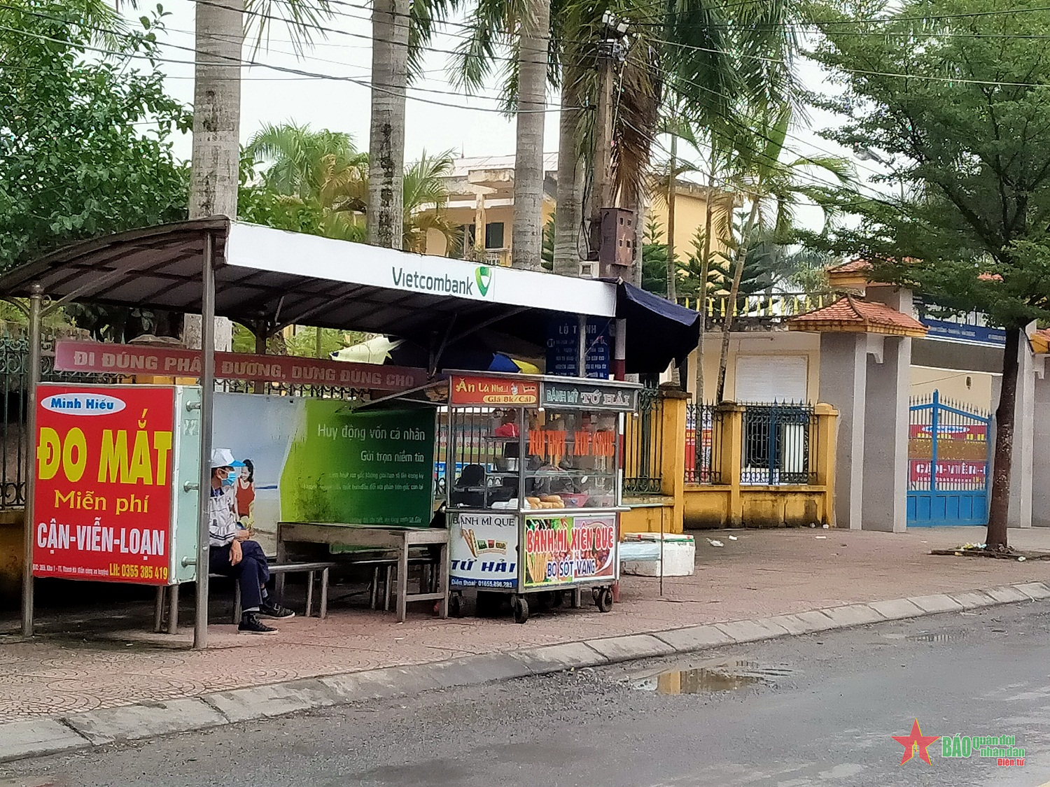 Nhà chờ xe buýt thành nơi bán hàng